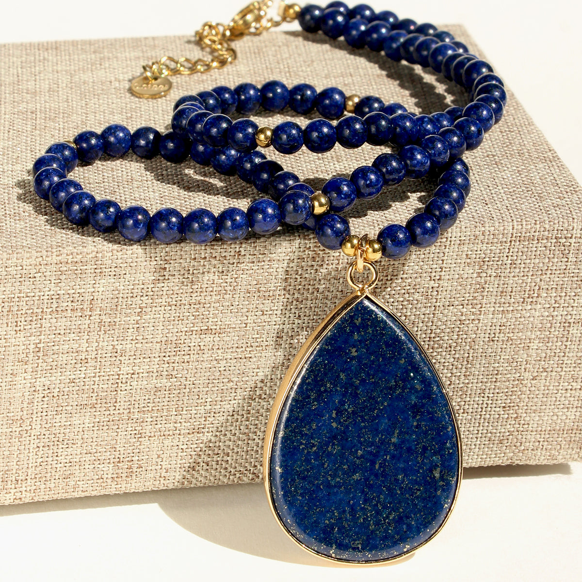 Collar azul con pendant de gota piedras azules