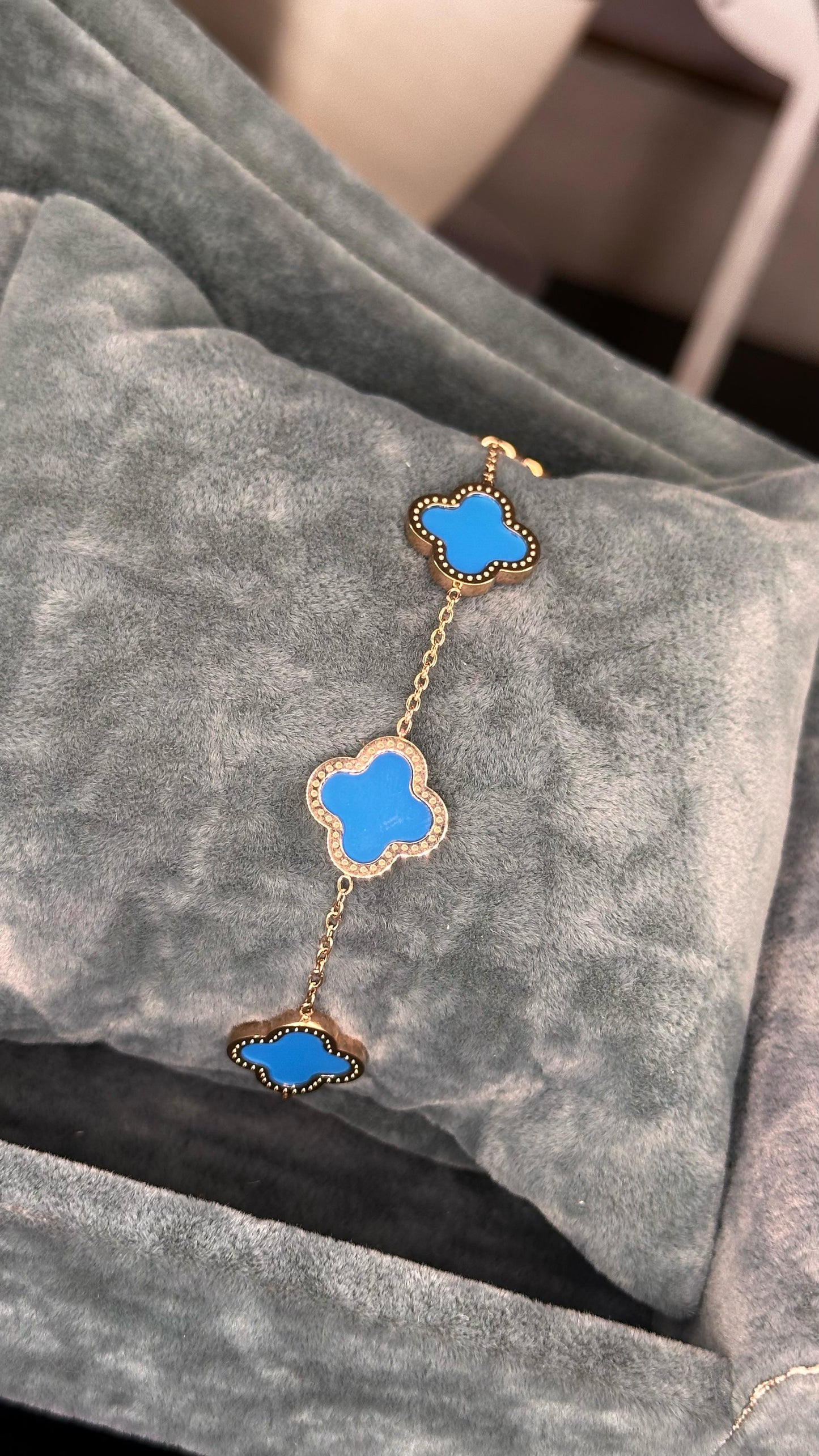 Pulsera de flor con azul