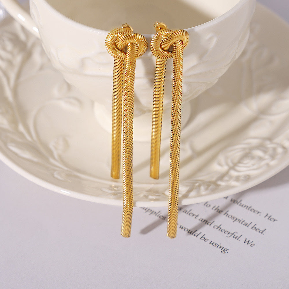 Set de Collar y Aretes con Nudo Elegante – Plata u Oro
