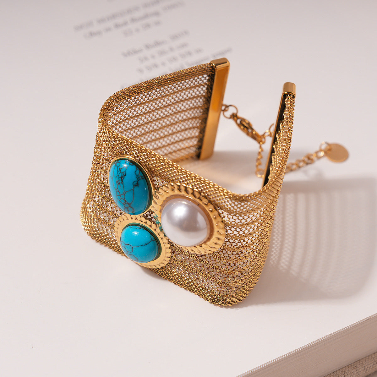 Pulsera de Malla Dorada con Turquesas y Perla Central