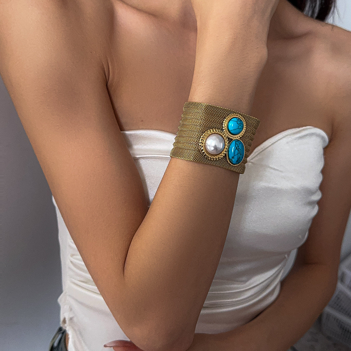 Pulsera de Malla Dorada con Turquesas y Perla Central