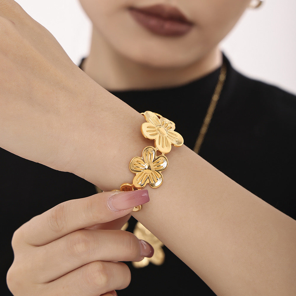 Set Floral en Acero Inoxidable – Collar, Pulsera y Anillo Ajustable