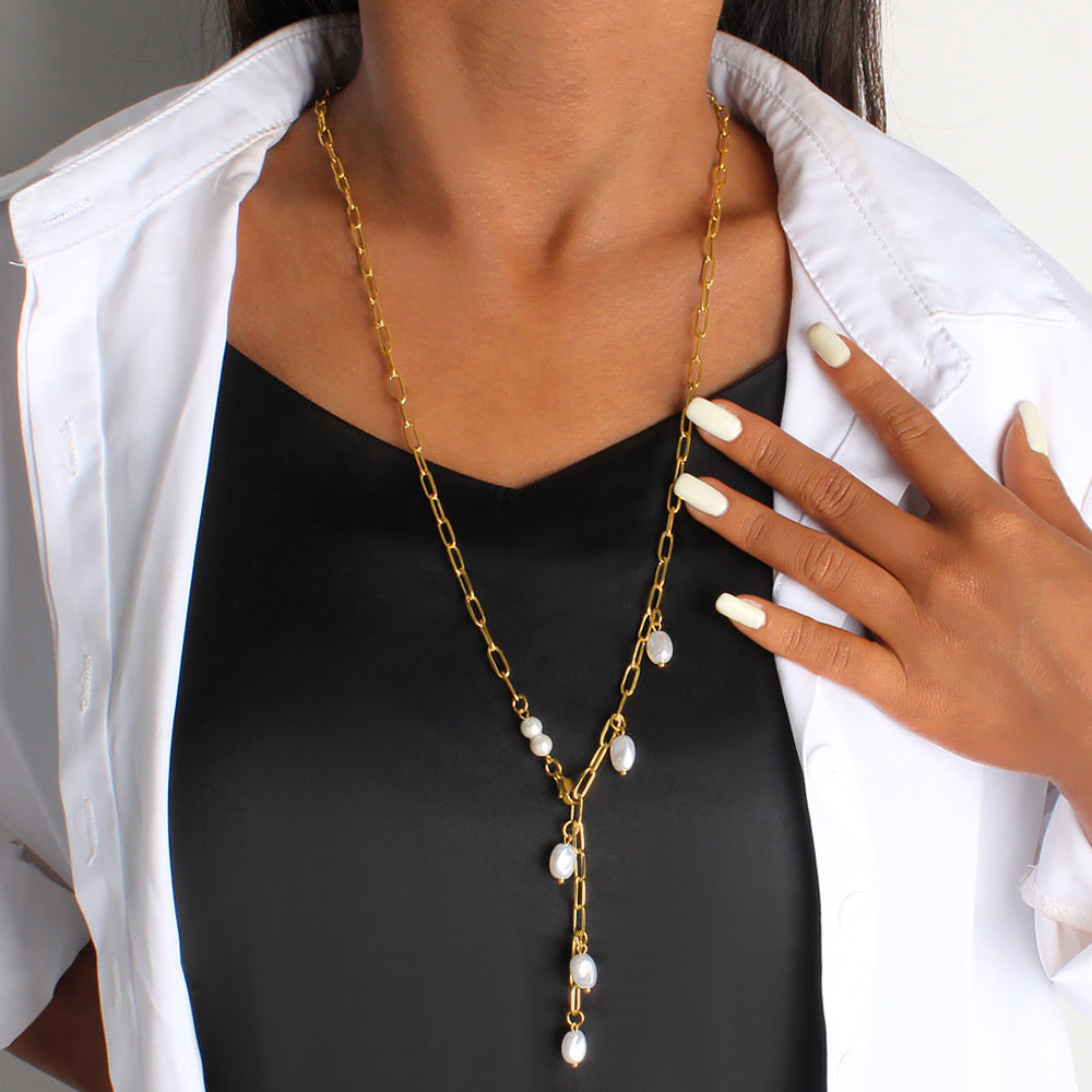 Collar Largo Dorado con Perlas en Caída Elegante