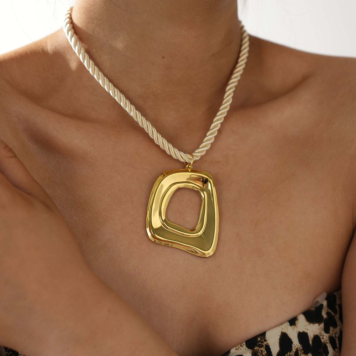 Collar con Dije Geométrico Dorado y Cuerda Estilo Náutico