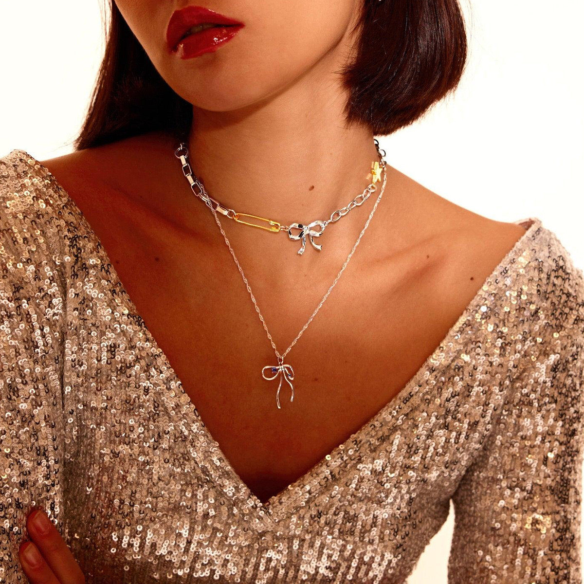 Collar Esferas Doradas con Dije de Collar Bicolor con Lazo, Estrella Dorada y Detalles ModernosMariposa en Acero Inoxidable