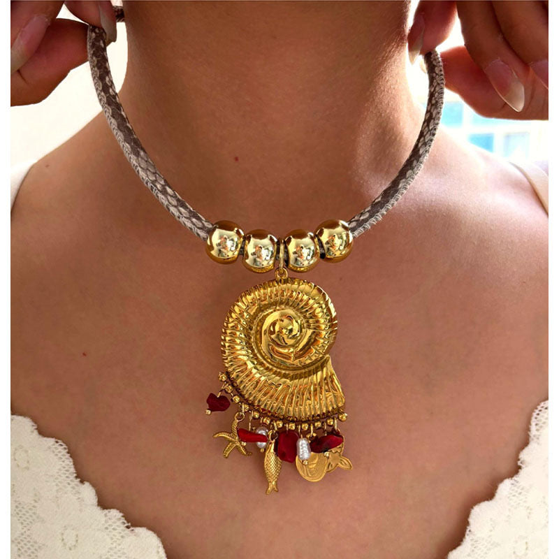 Collar Caracol Marino Dorado con Detalles Marinos y Coral Rojo