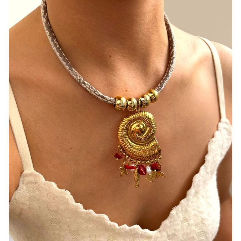 Collar Caracol Marino Dorado con Detalles Marinos y Coral Rojo