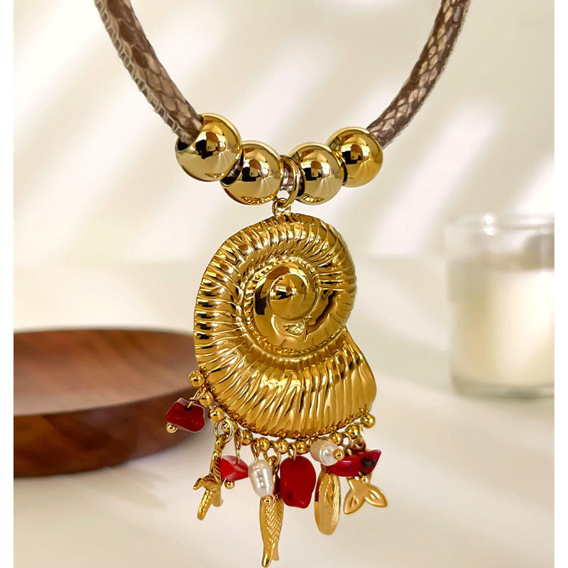 Collar Caracol Marino Dorado con Detalles Marinos y Coral Rojo