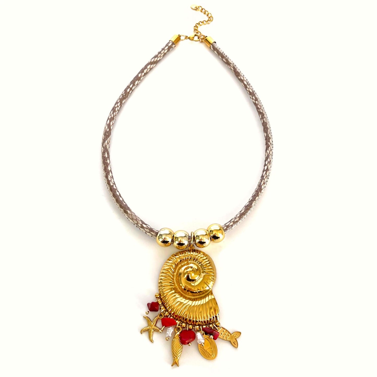 Collar Caracol Marino Dorado con Detalles Marinos y Coral Rojo