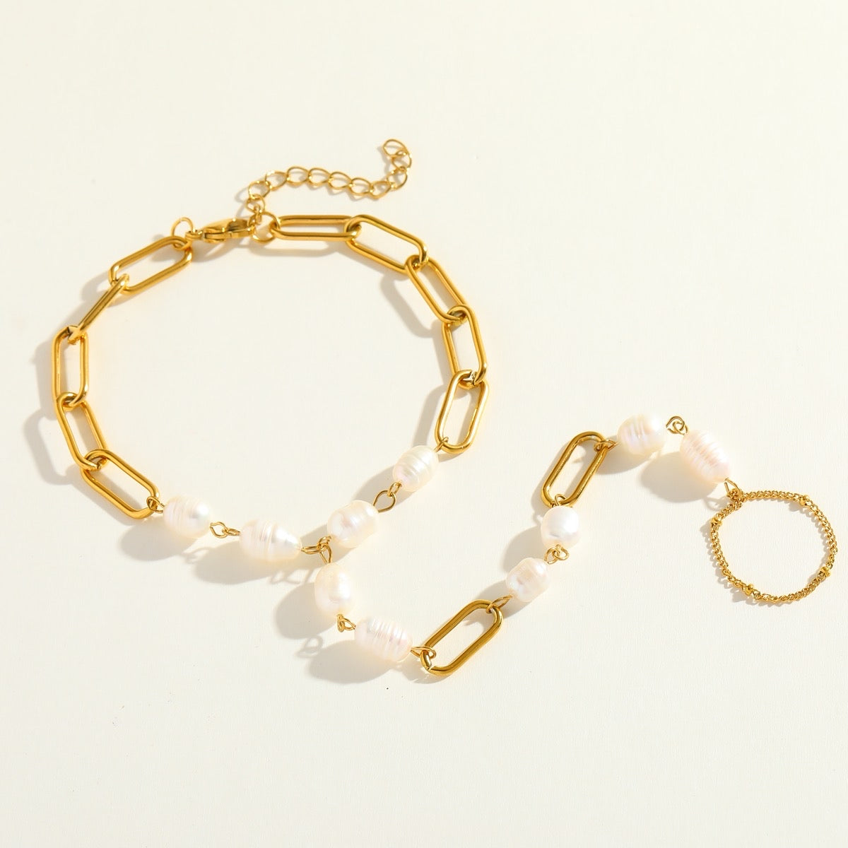 Pulsera Dorada con Perlas y Diseño de Mano