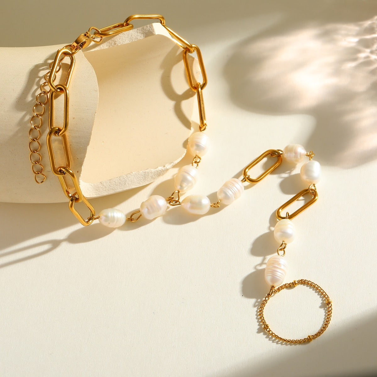 Pulsera Dorada con Perlas y Diseño de Mano