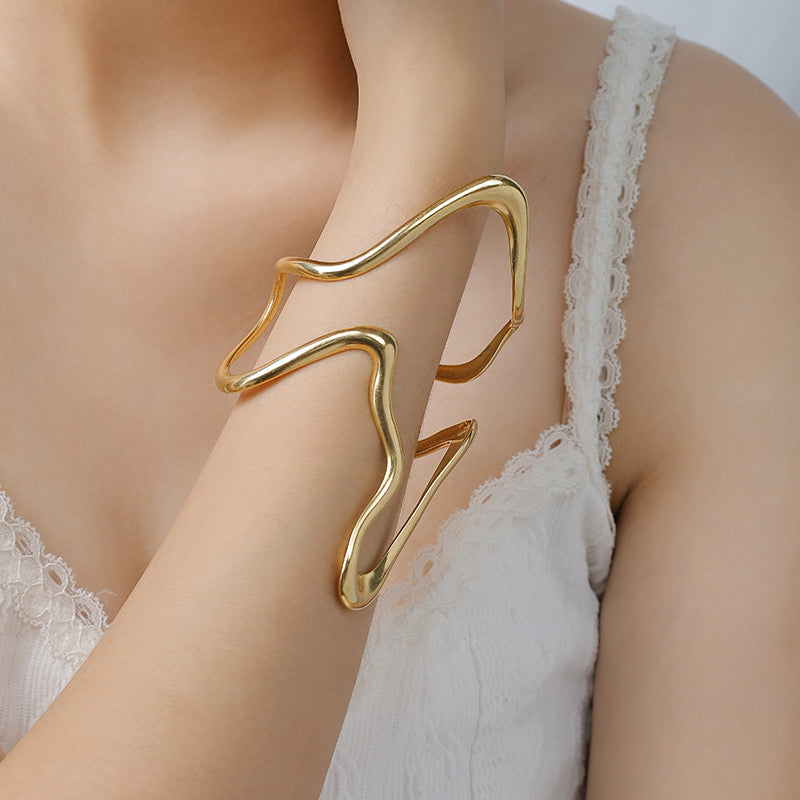Brazalete Abierto Onda Moderna – Plata u Oro