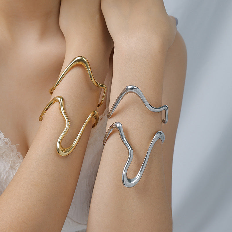Brazalete Abierto Onda Moderna – Plata u Oro