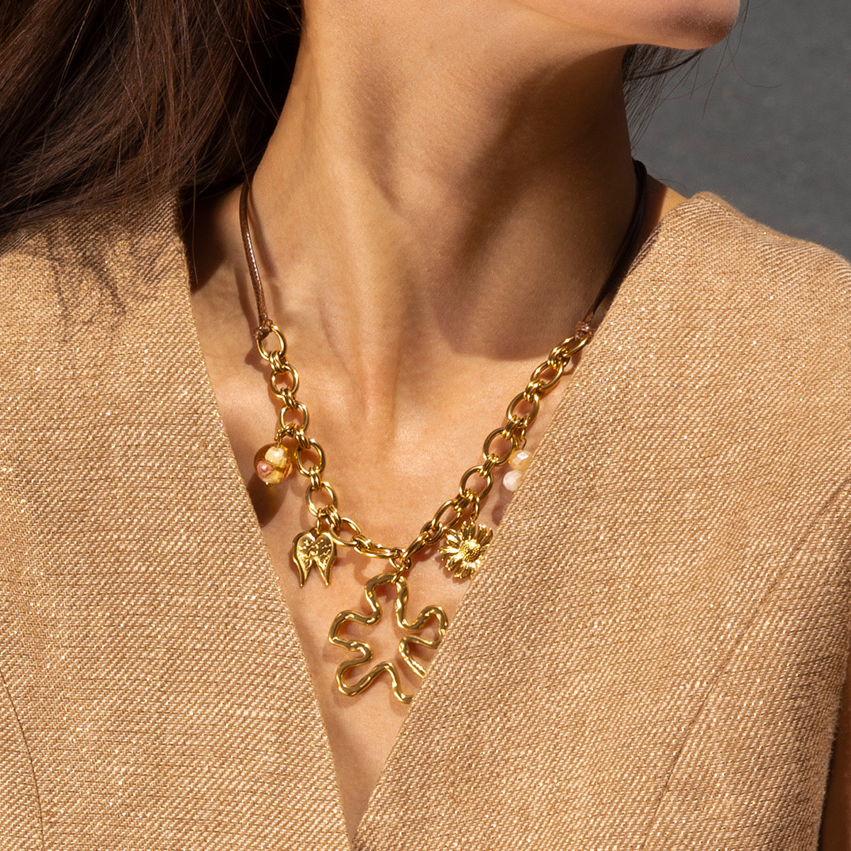 Collar Dorado con Dijes de Trébol, Alas y Flor