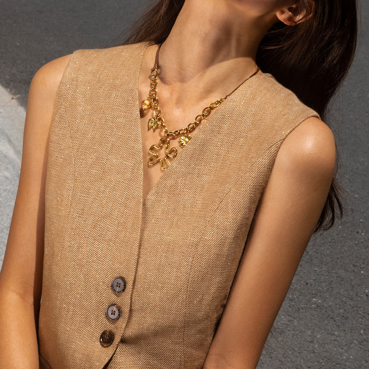Collar Dorado con Dijes de Trébol, Alas y Flor