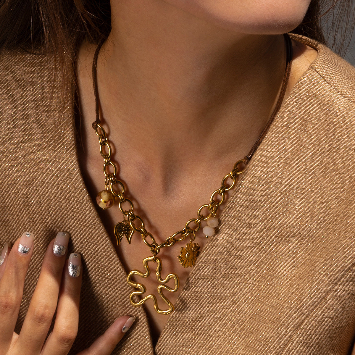 Collar Dorado con Dijes de Trébol, Alas y Flor