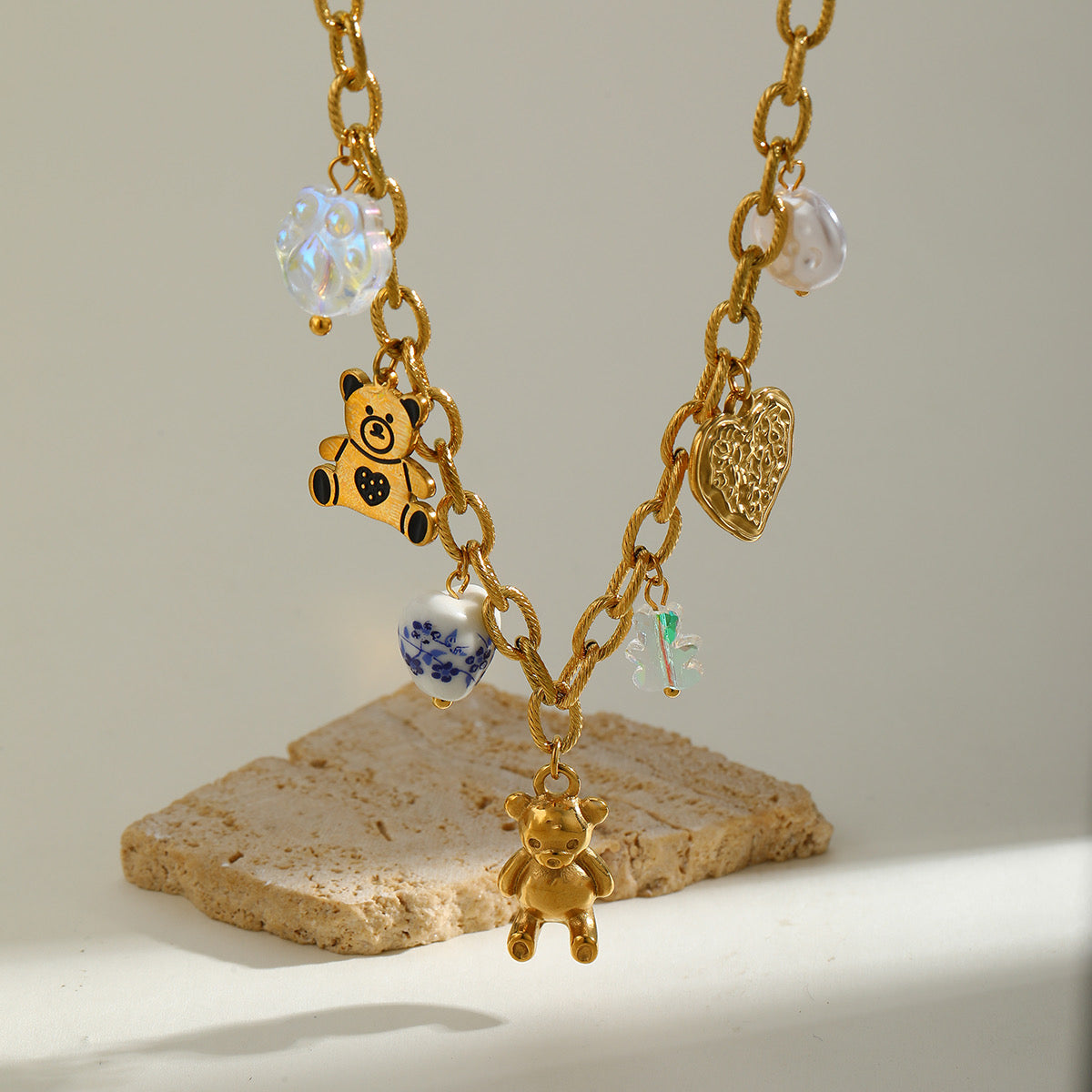 Collar Dorado con Dijes de Osito, Corazón y Detalles Artesanales
