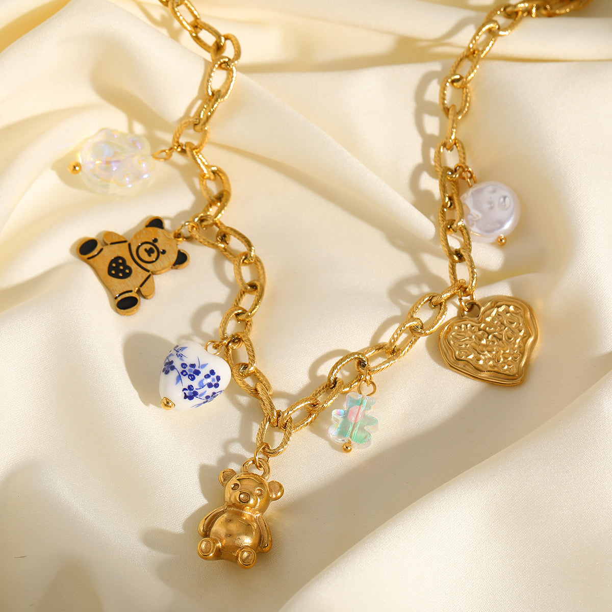 Collar Dorado con Dijes de Osito, Corazón y Detalles Artesanales