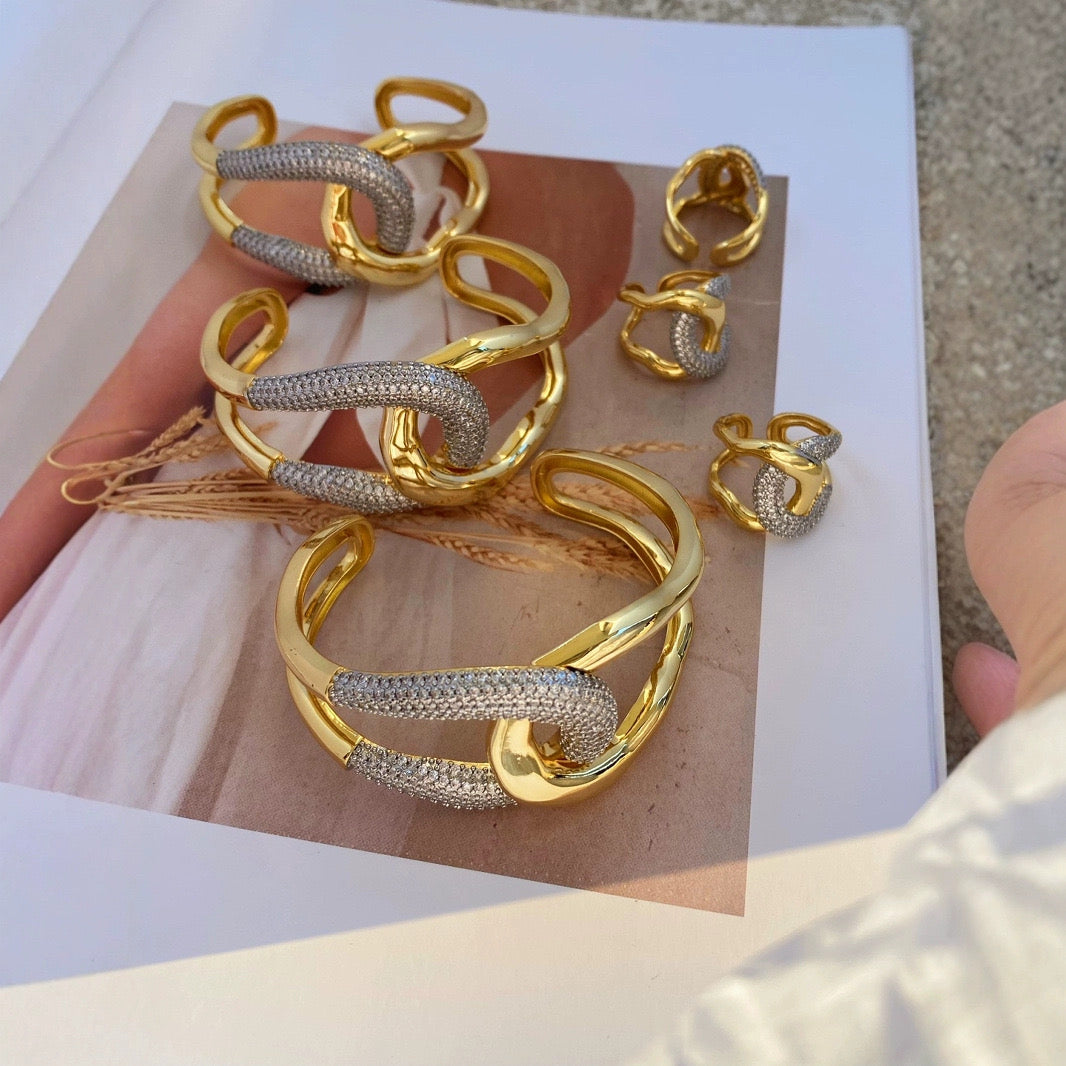 Pulsera y Sortija Doradas con Diseño Entrelazado y Detalles en Cristal