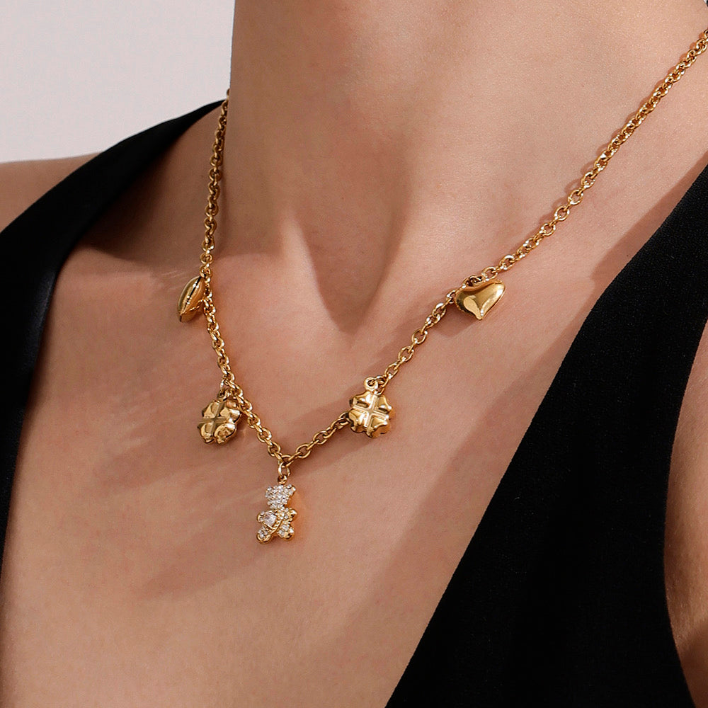 Collar con Dijes de Osito, Corazón y Trébol – Oro y Plata