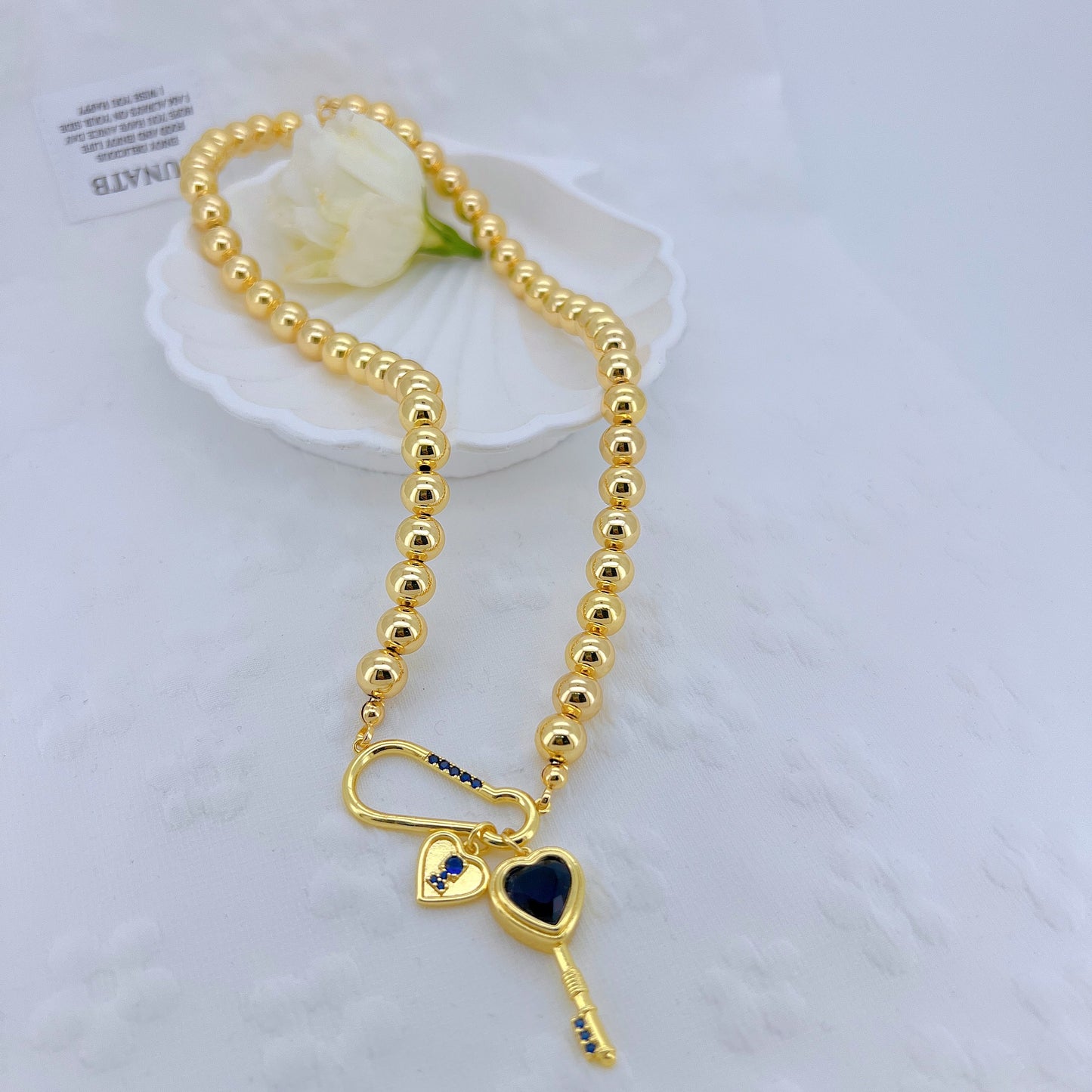 Collar de esferas con llave y corazón