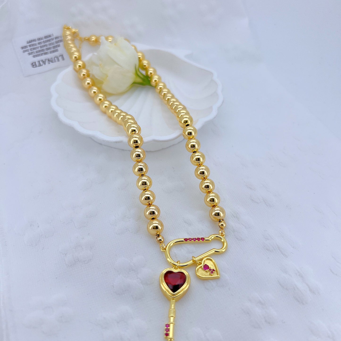 Collar de esferas con llave y corazón