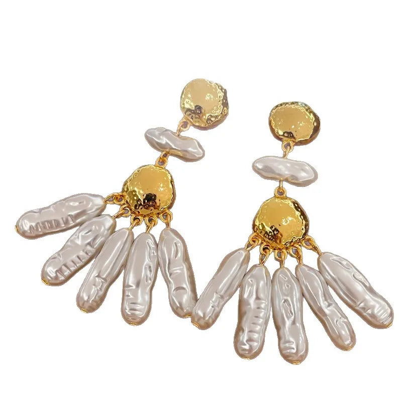 Pantallas doradas con perlas