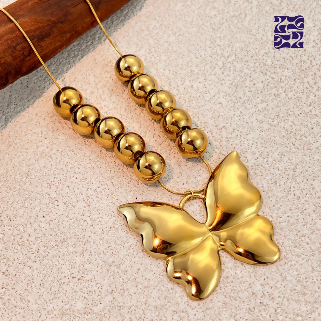 Collar Esferas Doradas con Dije de Mariposa en Acero Inoxidable