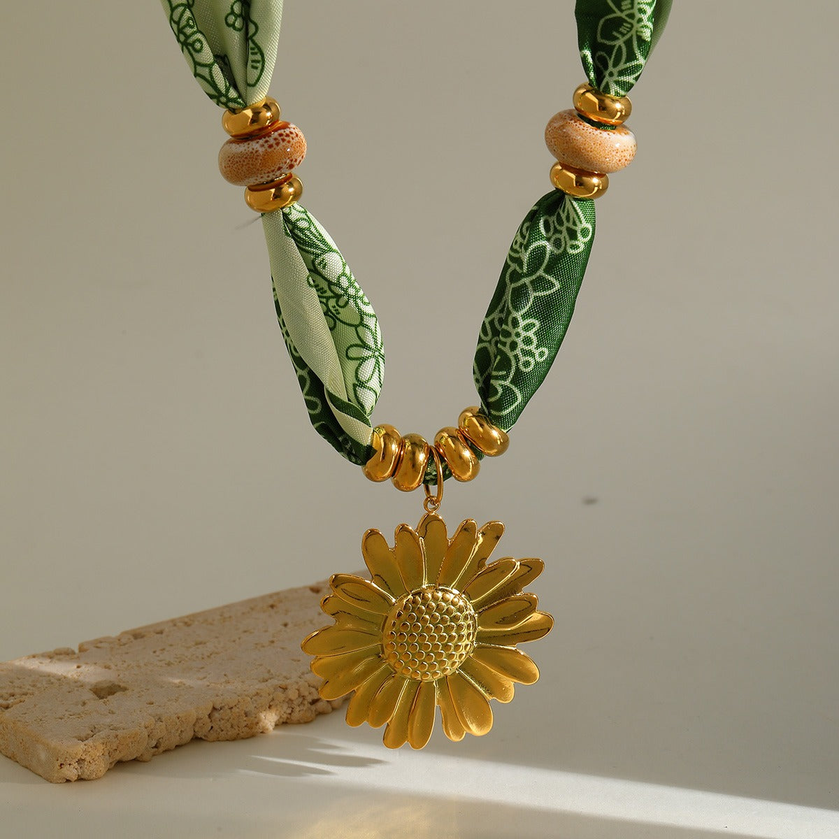 Collar de cinta pendang de corazón