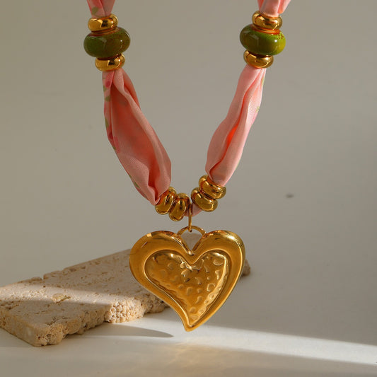 Collar de cinta pendang de corazón