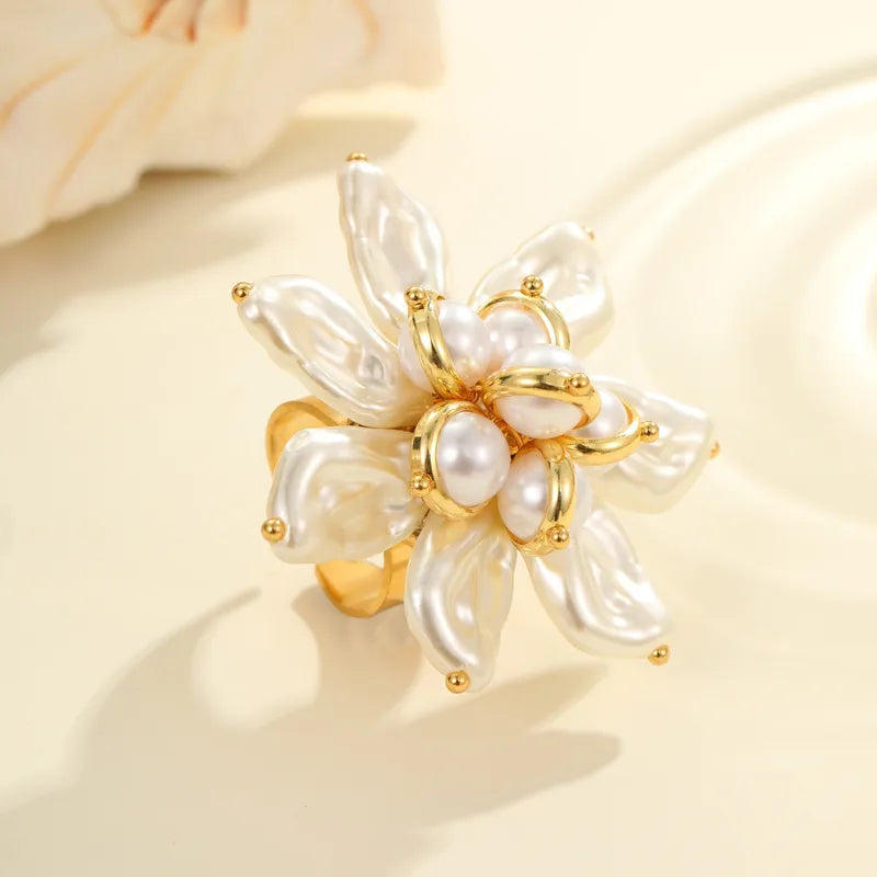Sortija dorada con flor en perla petalos grandes