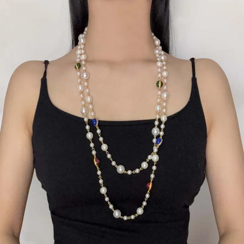Collar doble largo de perlas con piedras de colores