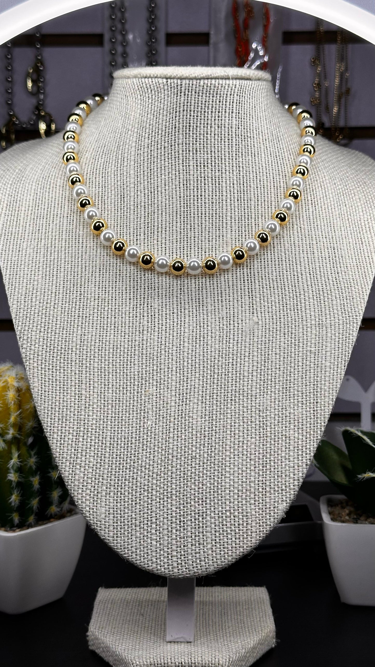 Collar de perla dorada y blanca