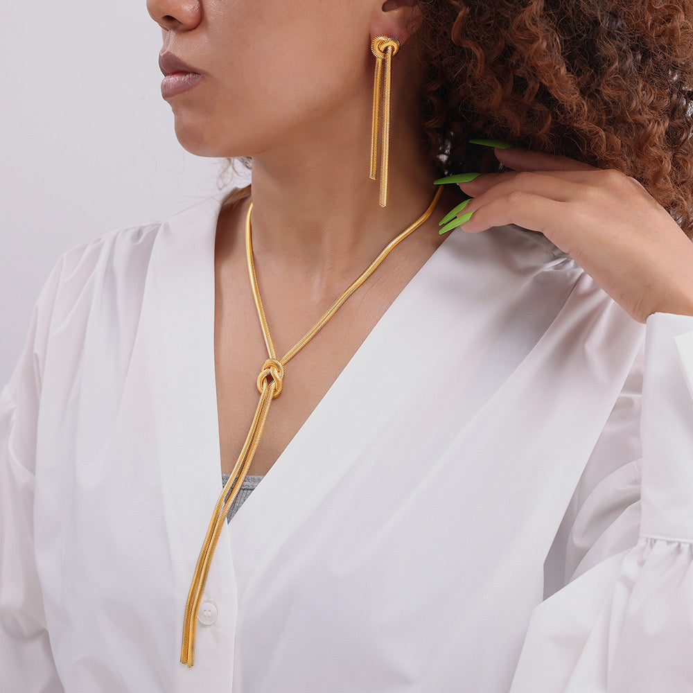 Set de Collar y Aretes con Nudo Elegante – Plata u Oro