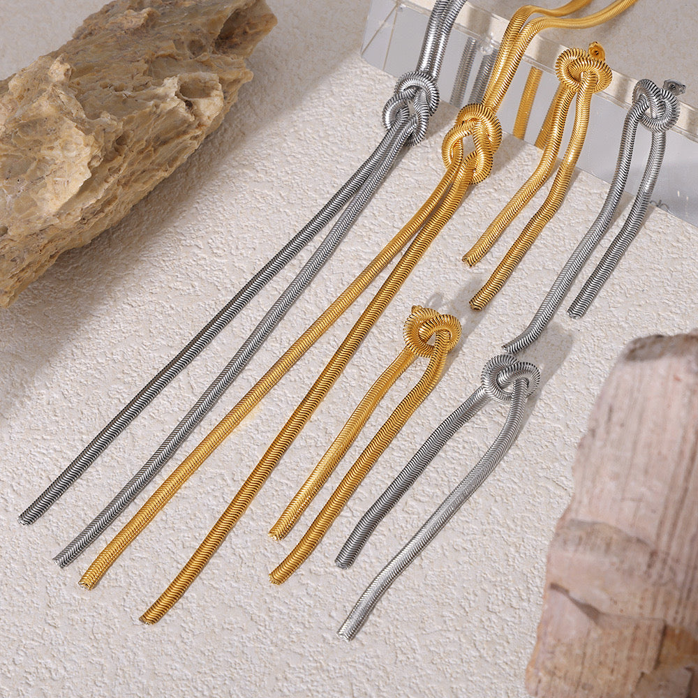 Set de Collar y Aretes con Nudo Elegante – Plata u Oro