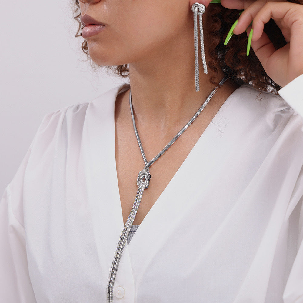 Set de Collar y Aretes con Nudo Elegante – Plata u Oro