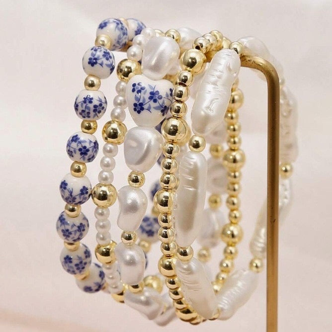 Set de Pulseras con Perlas, Cuentas Doradas y Detalles Florales Azules