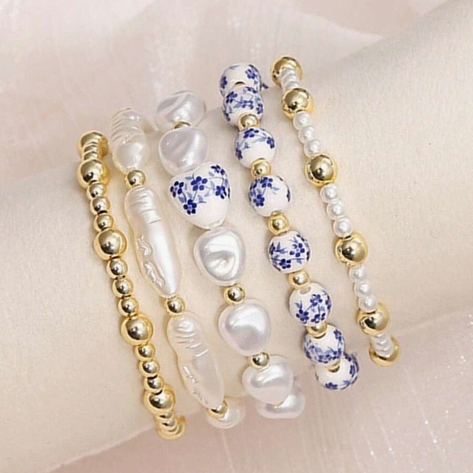 Set de Pulseras con Perlas, Cuentas Doradas y Detalles Florales Azules