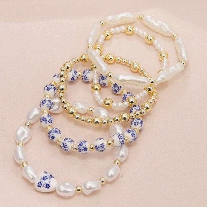 Set de Pulseras con Perlas, Cuentas Doradas y Detalles Florales Azules