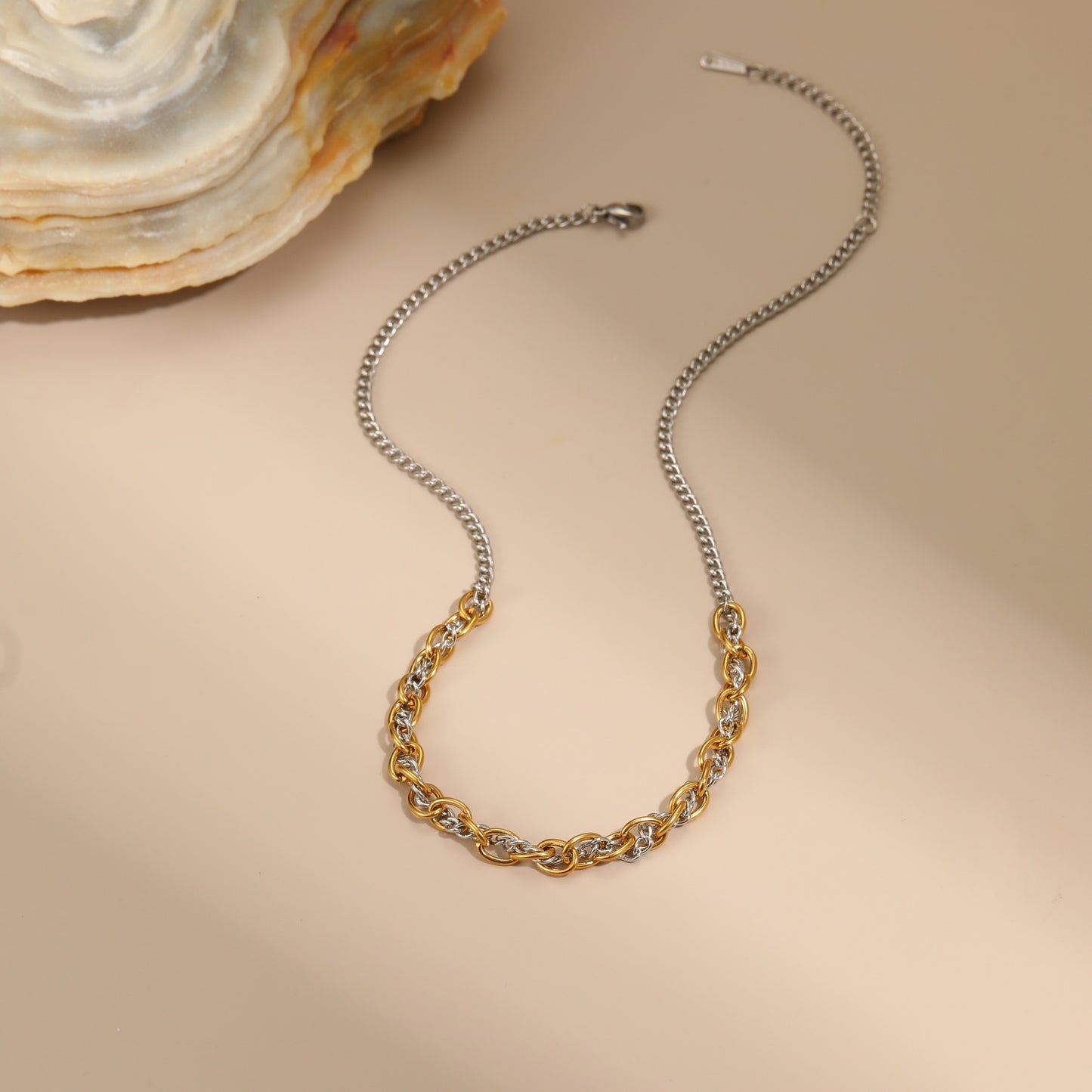 Collar Eslabones Entrelazados Bicolor en Acero Inoxidable – Plata y Dorado