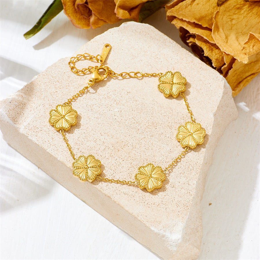 Set Trébol Dorado – Collar y Pulsera con Flores de Cuatro Pétalos