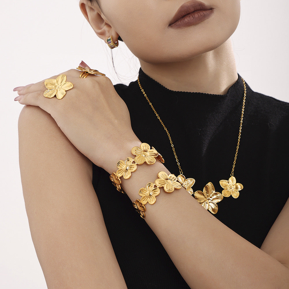 Set Floral en Acero Inoxidable – Collar, Pulsera y Anillo Ajustable
