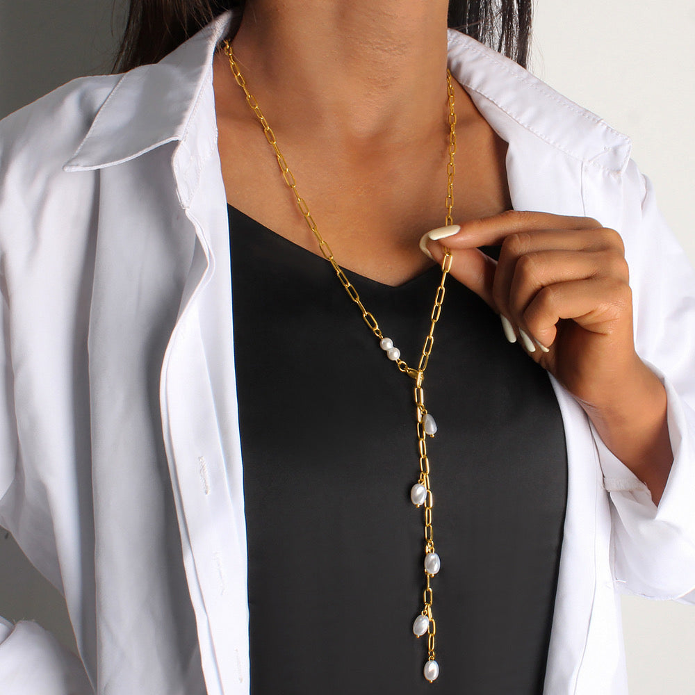 Collar Largo Dorado con Perlas en Caída Elegante