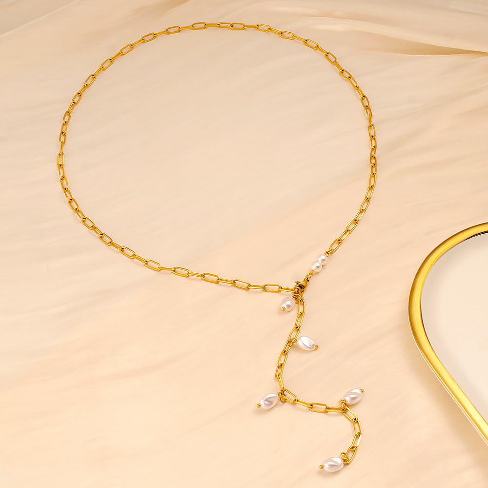 Collar Largo Dorado con Perlas en Caída Elegante