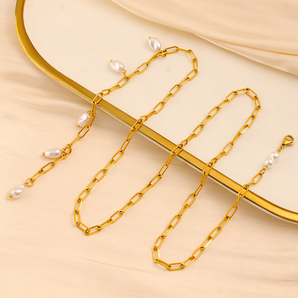Collar Largo Dorado con Perlas en Caída Elegante