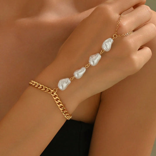 Pulsera Dorada con Perlas Irregulares y Extensión de Mano
