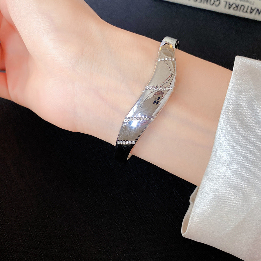 Pulsera Rígida Elegante con Detalles de Cristal – Oro y Plata