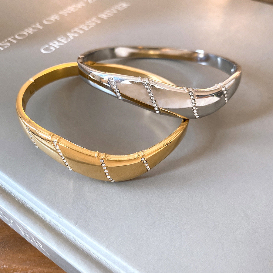 Pulsera Rígida Elegante con Detalles de Cristal – Oro y Plata