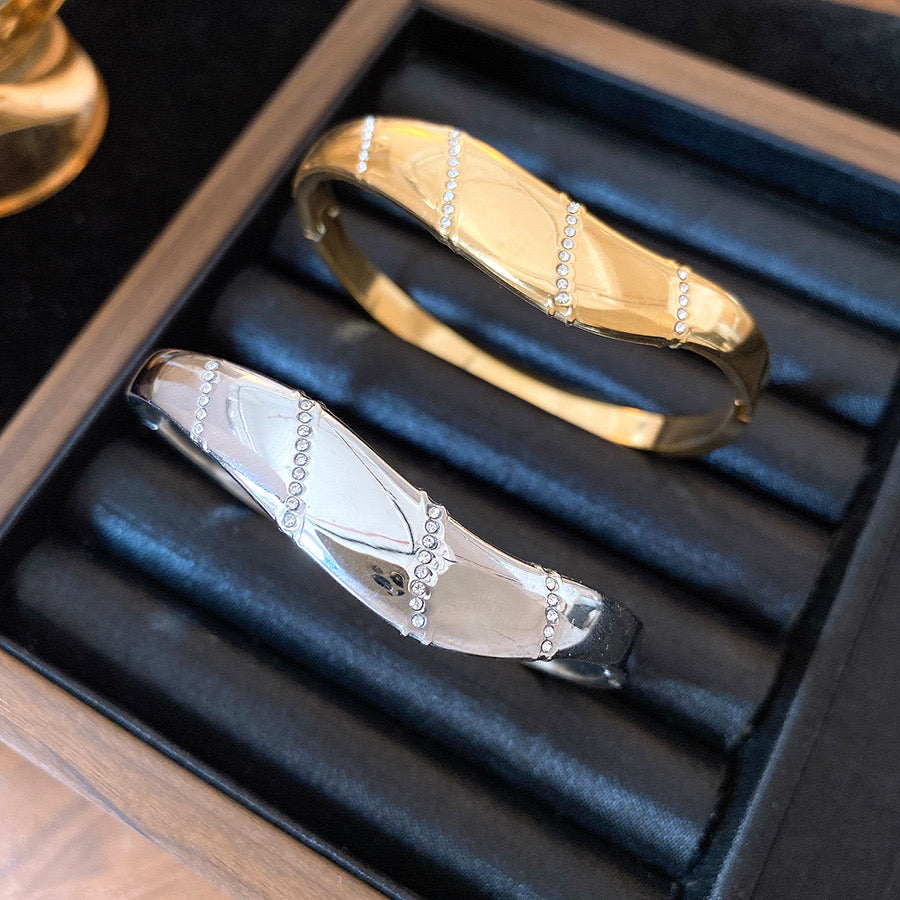 Pulsera Rígida Elegante con Detalles de Cristal – Oro y Plata