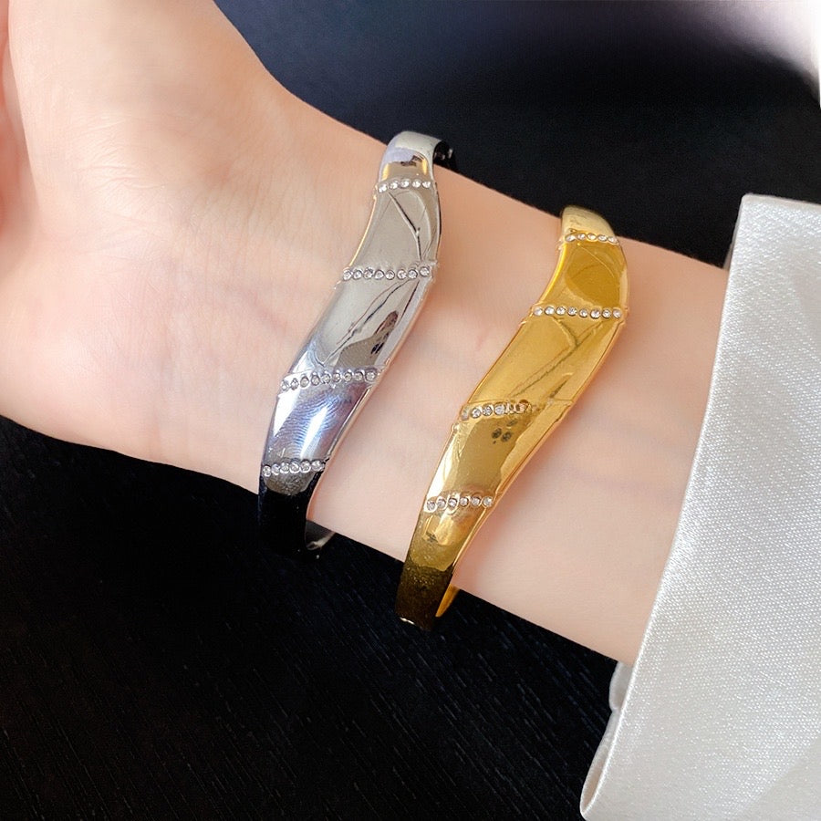 Pulsera Rígida Elegante con Detalles de Cristal – Oro y Plata